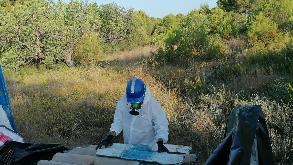 Trabajadores con los residuos abandonados en Picassent.