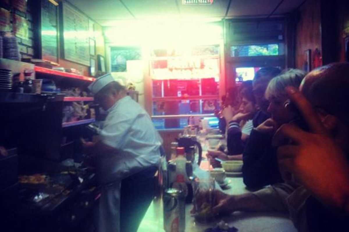 idoyany: #sandy #sandyepc L’huracà no treu la fam. Atrafegat matí a Stage, una barra regentada per polonesos a l’East Village.