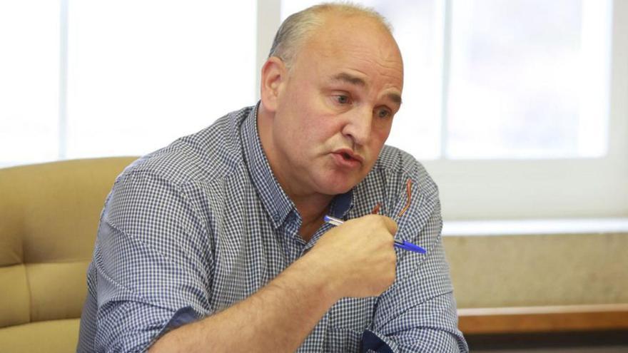 Luis Calvo en un pleno municipal anterior en Agolada. | Bernabé