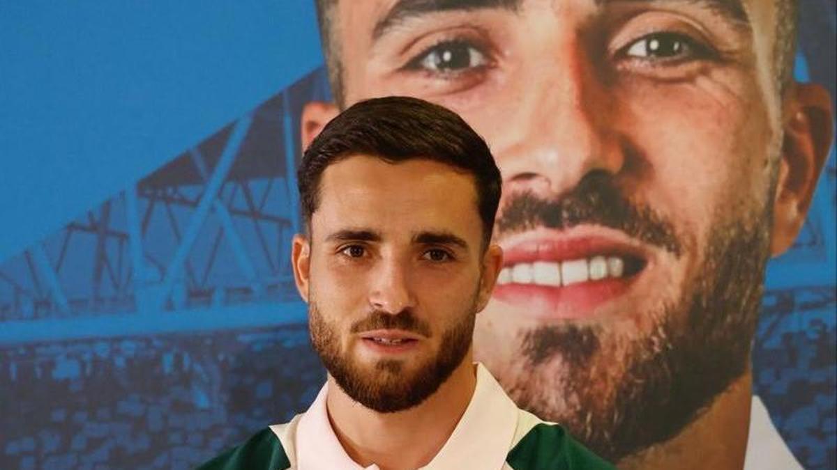 Jose Salinas posando con la camiseta del RCD Espanyol