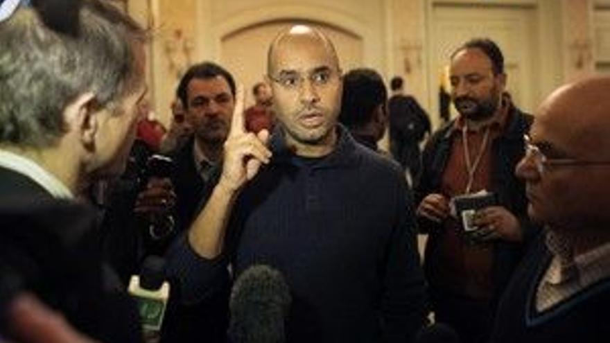Un enviado del régimen de Gadafi negocia en Londres una salida para el líder libio