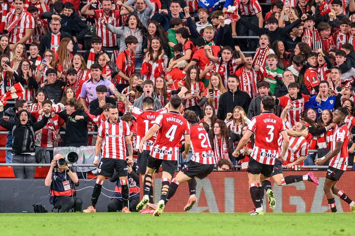 BILBAO, 06/12/2025.- El delantero del Athletic Álex Berenguer (i) celebra con sus compañeros tras marcar ante el Atlético de Madrid, durante el partido de Liga en Primera División que Athletic Club y Atlético de Madrid han disputado este sábado en el estadio de San Mamés, en Bilbao. EFE/Javier Zorrilla