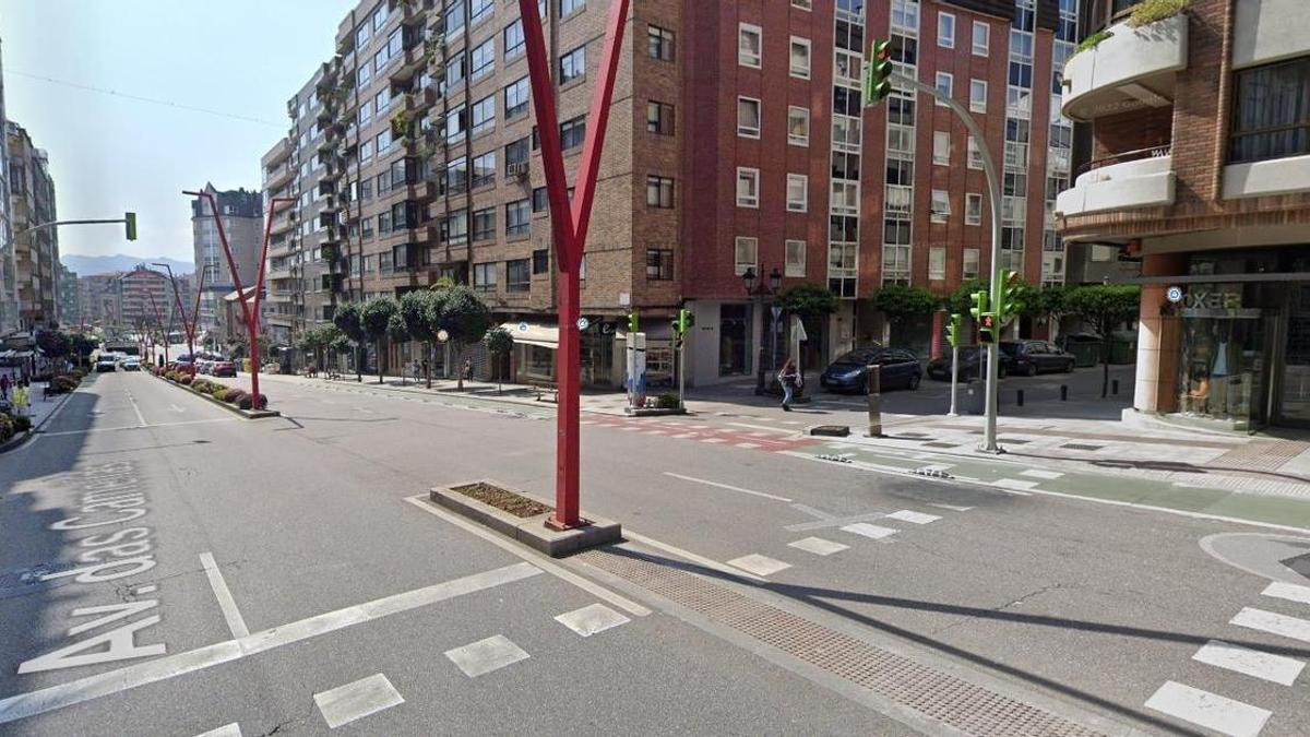 La rotura del colector se produjo en Pintor Laxeiro, cerca del cruce con Camelias.