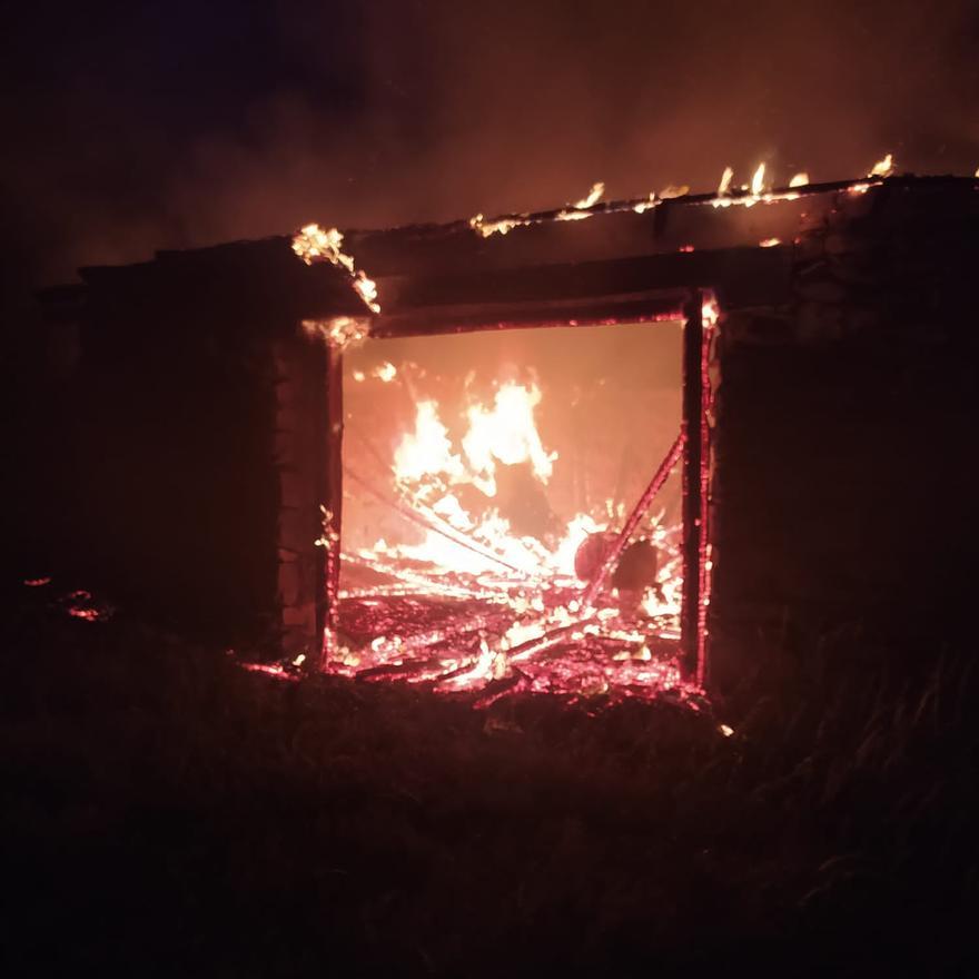 Corral de lobos ardiendo.