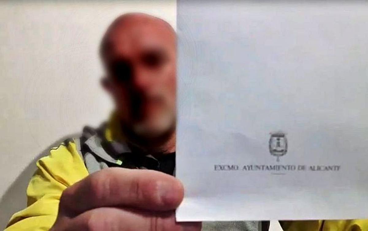 El agente, comunicando la sanción en redes sociales. | INFORMACION