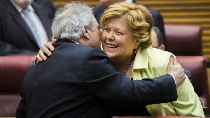 La expresidenta de las Cortes, Milagrosa Martínez, saluda ayer a Alfonso Rus.