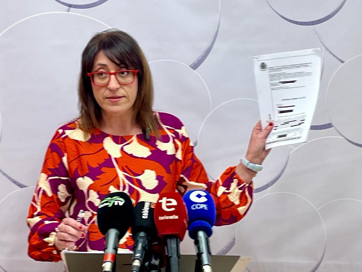 La edil Patricia Macià este martes con las sentencias del TSJ contra la tasa de basuras