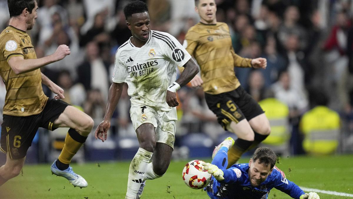 Remiro, en una acción con Vinicius durante el partido
