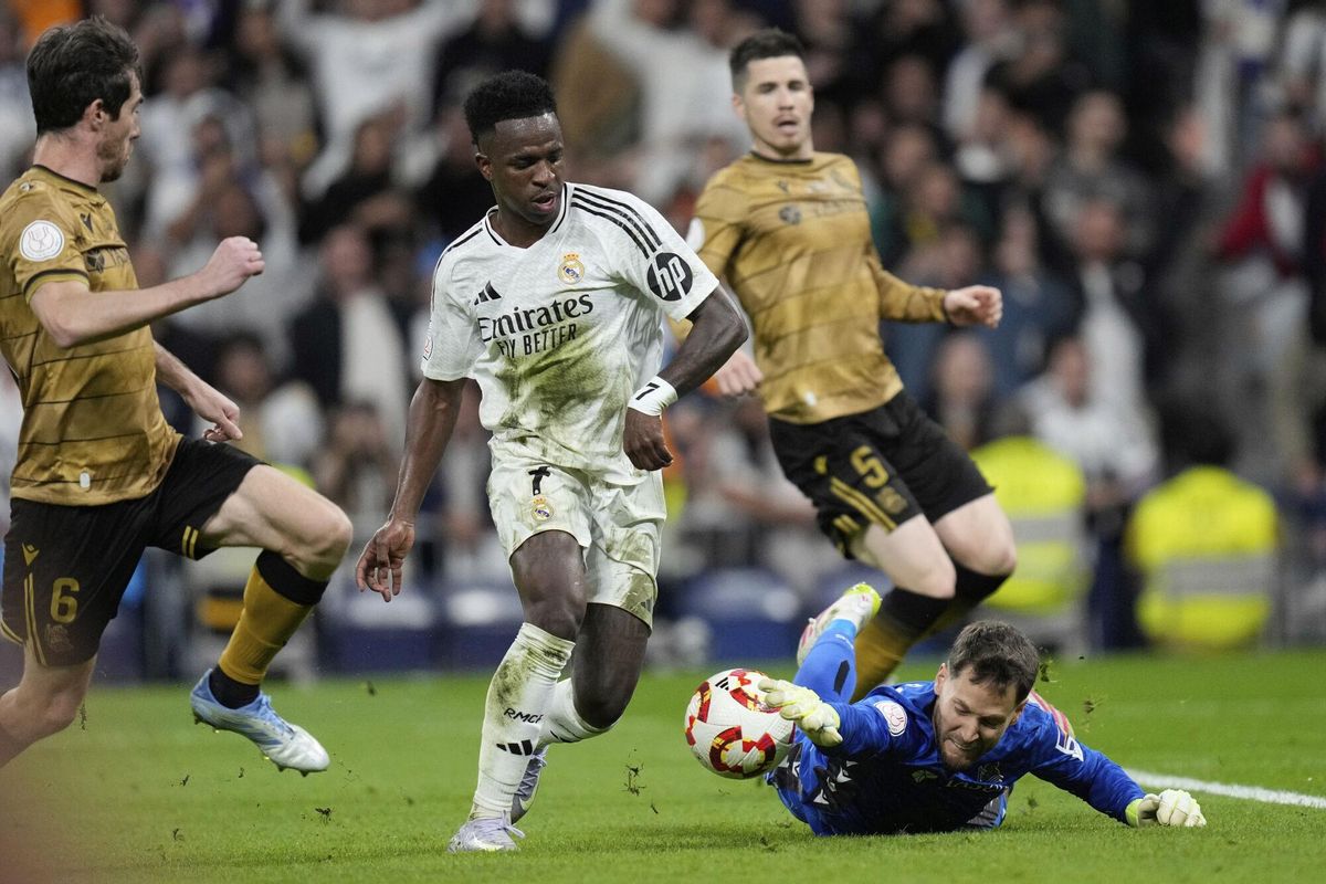 Remiro, en una acción con Vinicius durante el partido