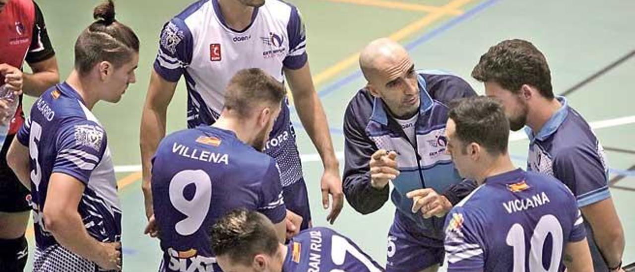 Marcos Dreyer da instrucciones a sus jugadores durante un partido en el Germans Escalas.