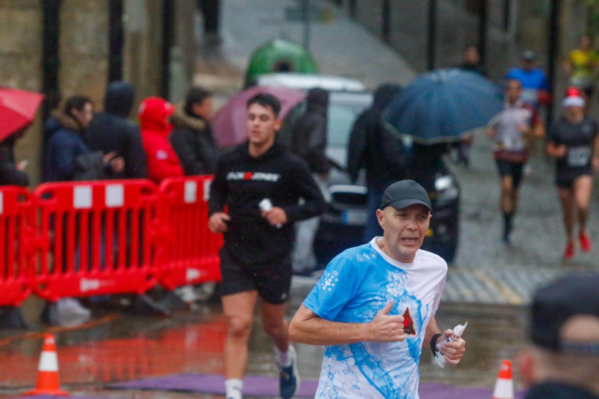 Más de 200 valientes hacen posible la recuperación de la San Silvestre de Cambados