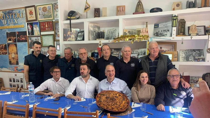 Los Amigos del Arroz con Costra de Elche reciben al conseller de Emergencias en su tertulia
