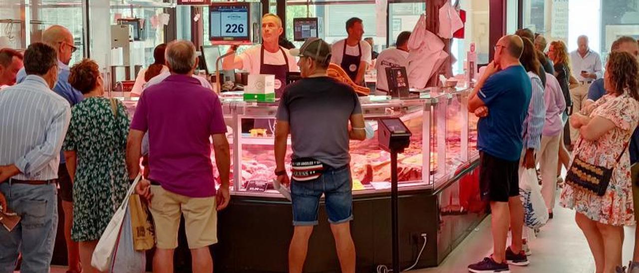 Varias compradores en el mostrador de uno de puestos de carnicería del Mercado Central de Zaragoza. | JAIME GALINDO