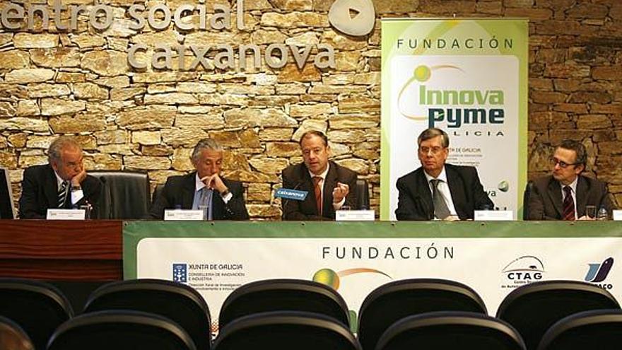 De izda. a dcha., Fernando Vázquez, presidente de Aimen; José M. Fernández Alvariño, presidente de la Fundación InnovaPyme y de la CEP; Salustiano Mato, director general de I+D+i de la Consellería de Innovación; Juan Manuel Vieites, secretario general de Anfaco-Cecopesca; y Luis Moreno, director general del CTAG.