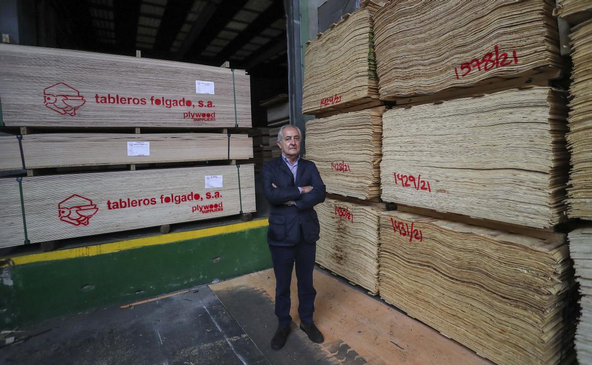 Vicente Folgado posa en su fábrica de tableros.