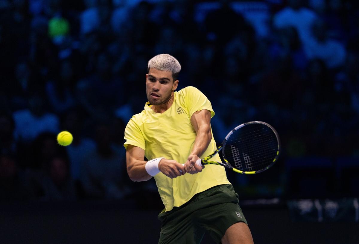 13 November 2025, Italy, Turin: Spanish tennis player Carlos Alcaraz in action against Italian Lorenzo Musetti during their men's singles group stage match of the ATP World Tour Finals at the Inalpi Arena. Photo: Jon Buckle/PA Wire/dpa 13/11/2025 ONLY FOR USE IN SPAIN. Jon Buckle/PA Wire/dpa;sports;tennis;ATP World Tour Finals in Turin