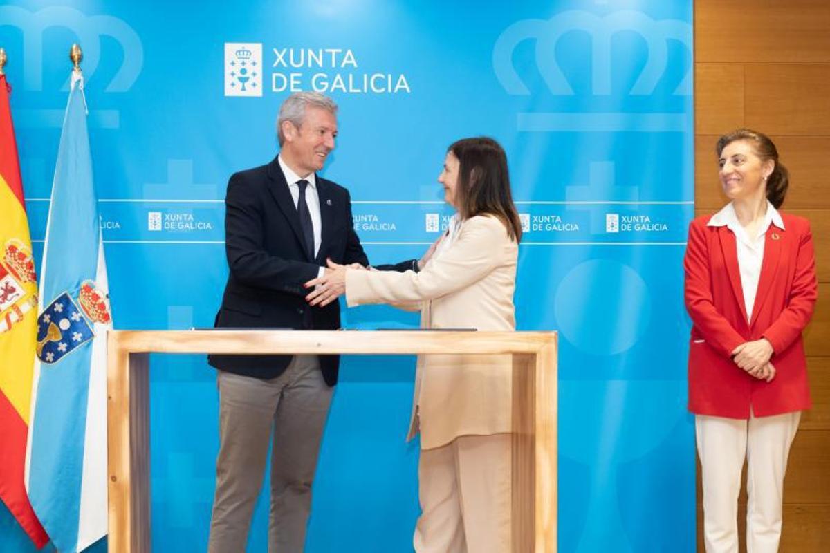 Rueda, con la presidenta del Consello Galego da Avogacía y Ángeles Vázquez. |  // FDV