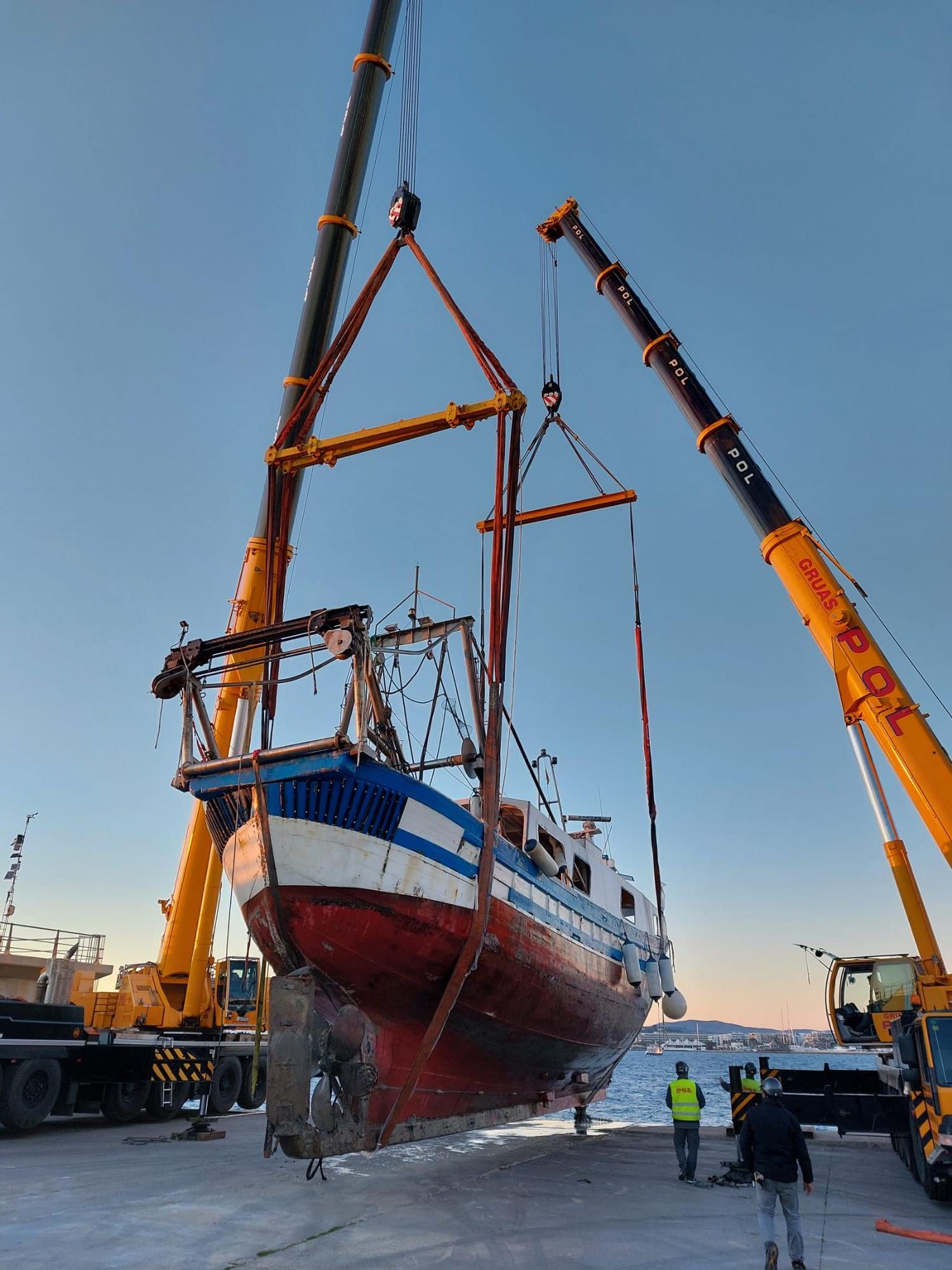 Reflotado el pesquero 'Charpat Segundo', hundido en el puerto de Ibiza.