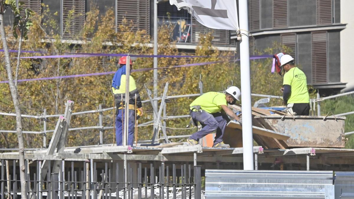 Operarios del sector de la construcción, uno de los que más sufre el déficit de personal, en una obra en la capital de la Plana.