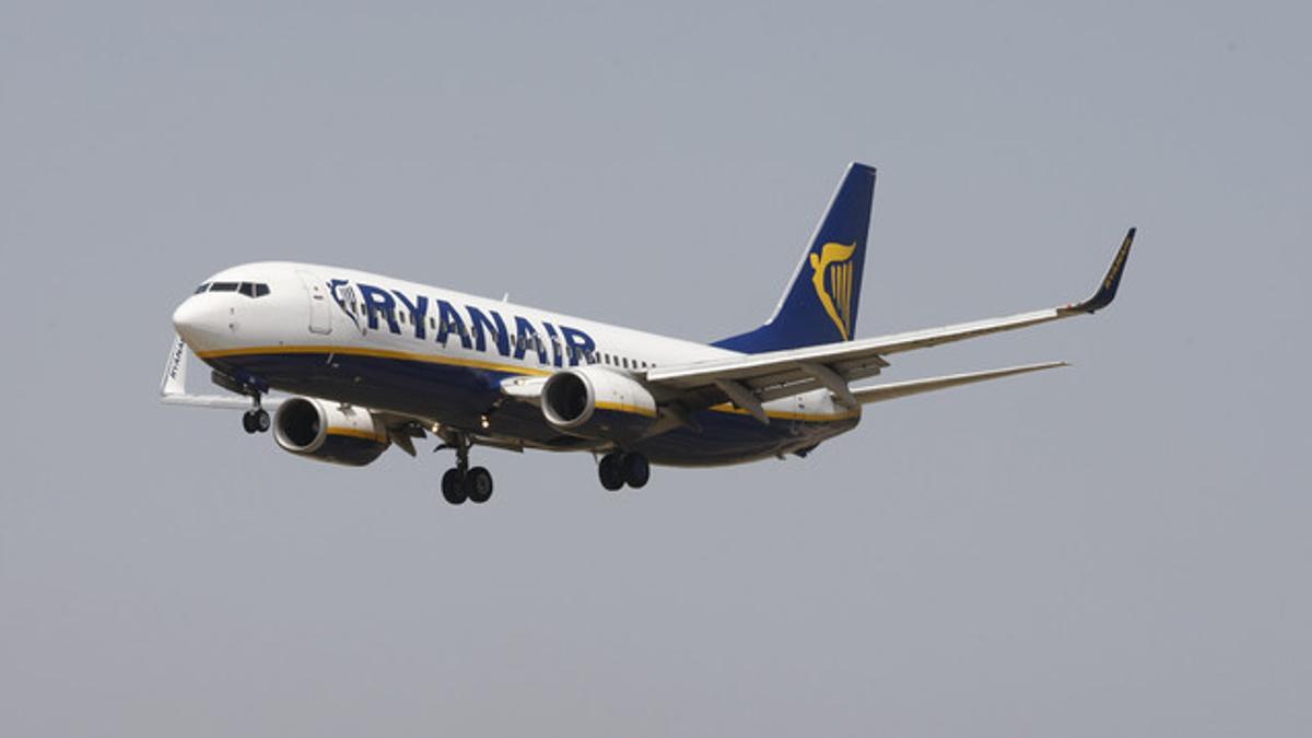 Un avión de Ryanair, a punto de aterrizar en El Prat.