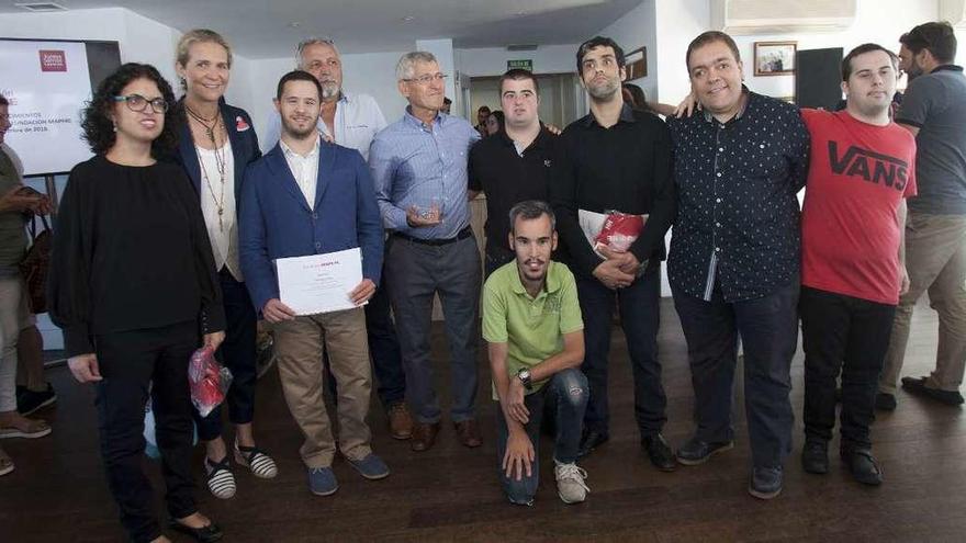 Fotografía de familia de usuarios de Down Pontevedra Xuntos, con su presidente y la infanta Elena. // Rafa Vázquez