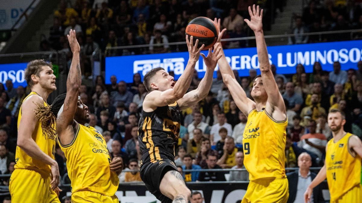 Kyle Guy penetra a canasta ante la defensa de Nico Brussino en el Canarias-Granca de la 23/24.