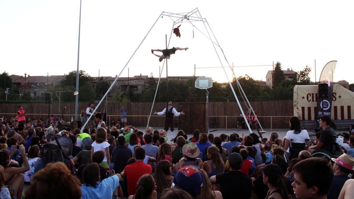 Els assistents a un espectacle de circ en el marc del festival Giracirc de Collsuspina (Moianès), el 18 d'agost del 2019