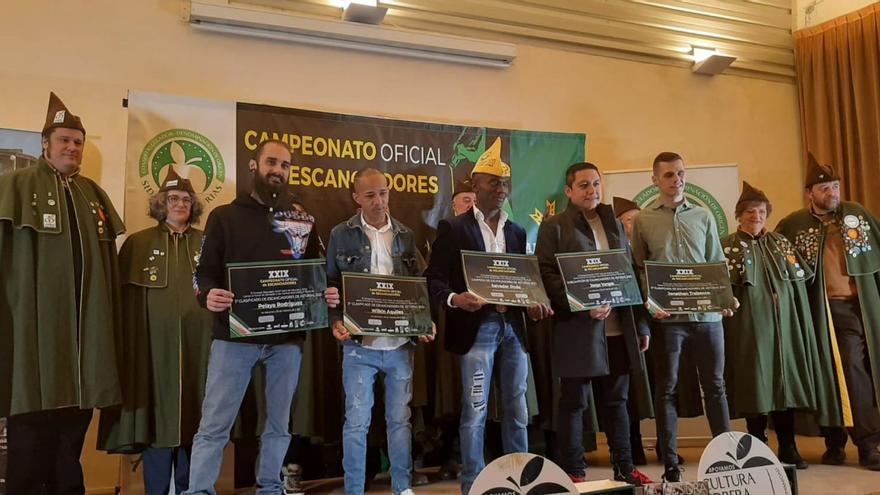 En primer llugar, pela izquierda, Pelayo Rodríguez, Wilkin Aquiles, Salvador Ondó, Jorge Vargas y Jonathan Trabanco, primeros cinco clasificaos nel campeonatu rexonal d'escanciadores, esti día, nel Muséu de la Sidra de Nava. | L. Palacios