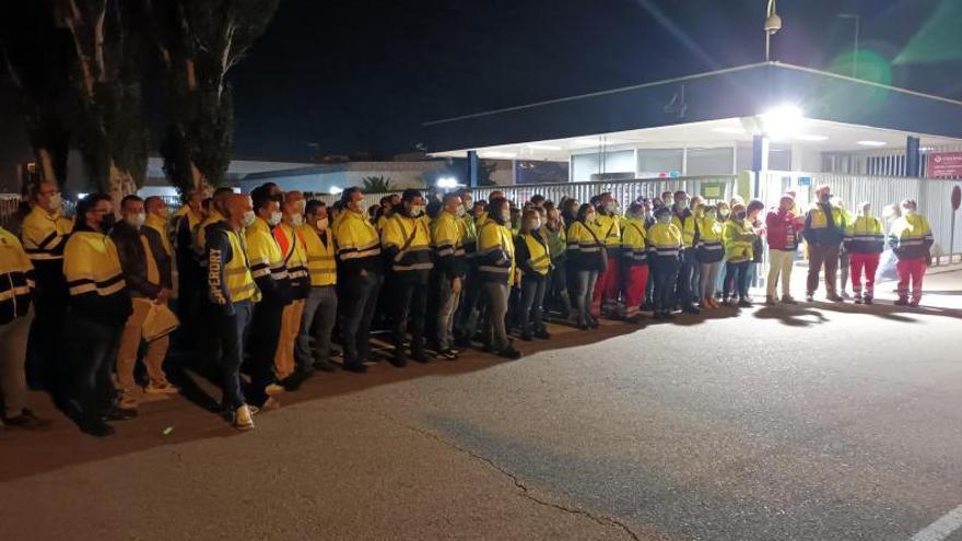 Concentración de trabajadores de ID Logistics a las puertas de la planta de Figueruelas tras no poder acceder. | CGT