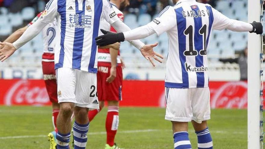 Oyarzabal y Vela celebran uno de los goles de ayer. // Javier Etxezarreta