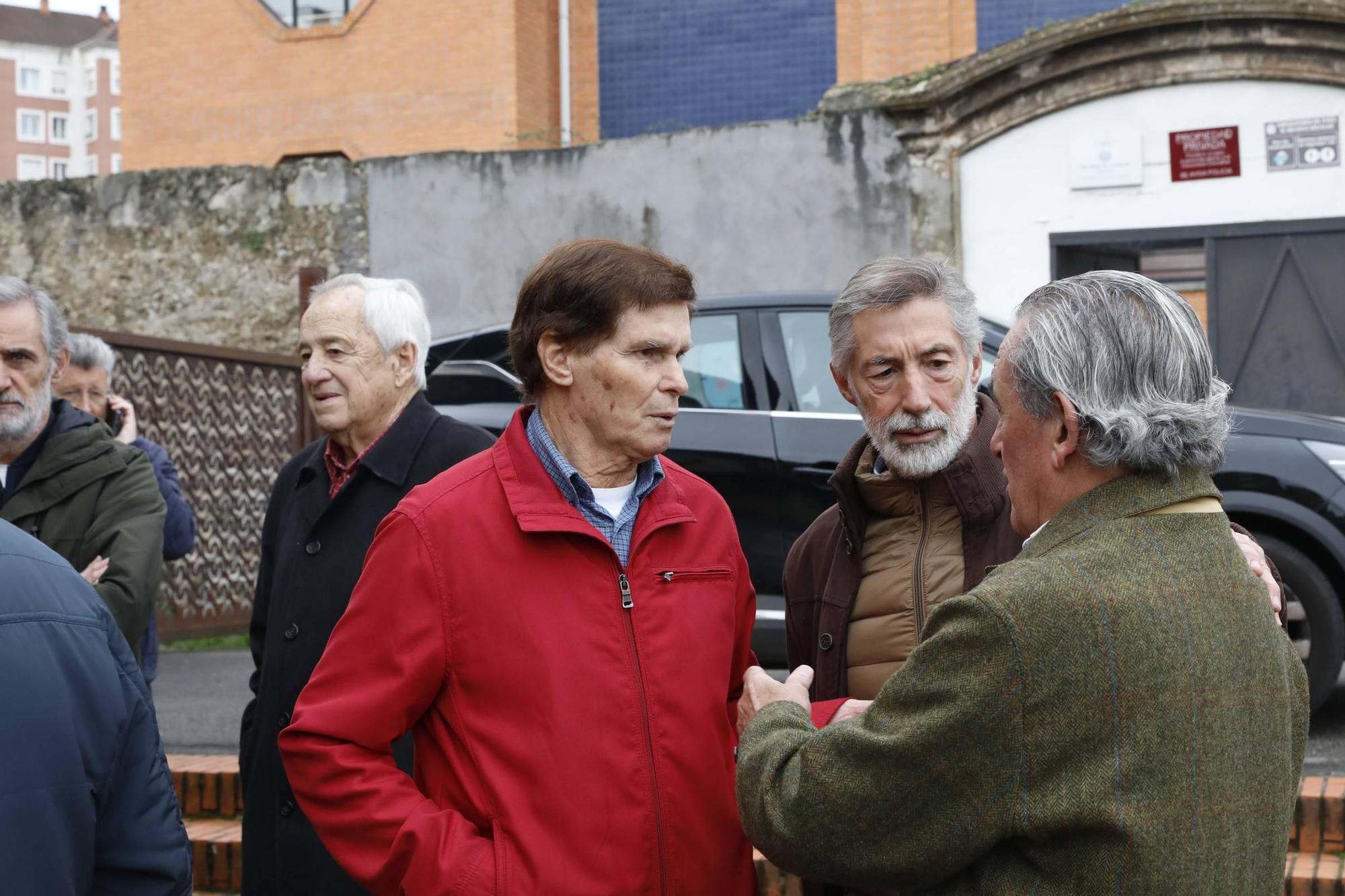 El funeral por Roberto Entrialgo, exdirectivo y precursor de la mejor época del Sporting, en imágenes