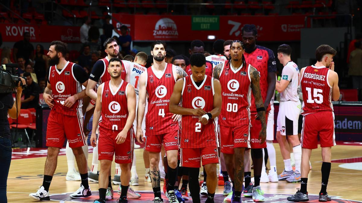 Los jugadores del Casademont, cabizbajos tras la derrota ante el Granada