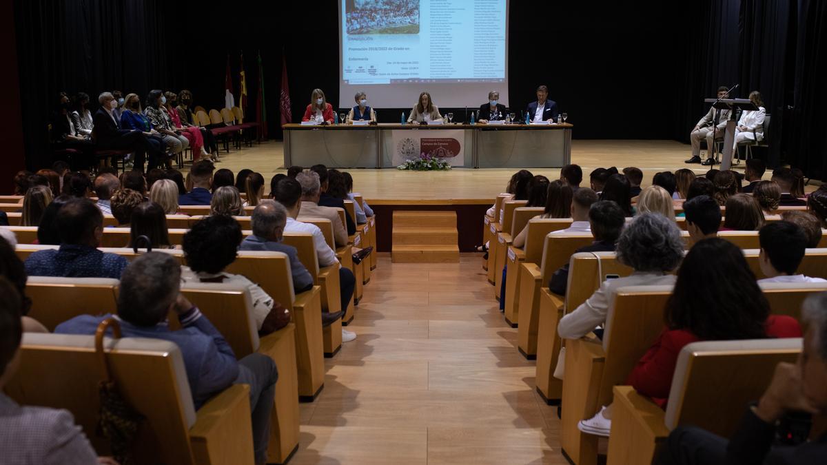 Acto de graduación de Enfermería, en el salón de actos del Campus Viriato de Zamora