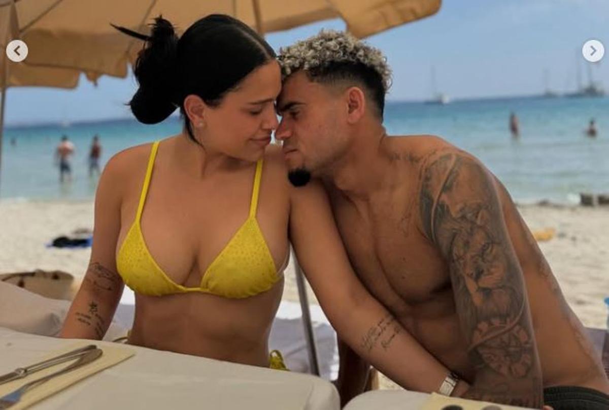 Geraldine Ponce y el jugador Luis Díaz, en ses Salines.