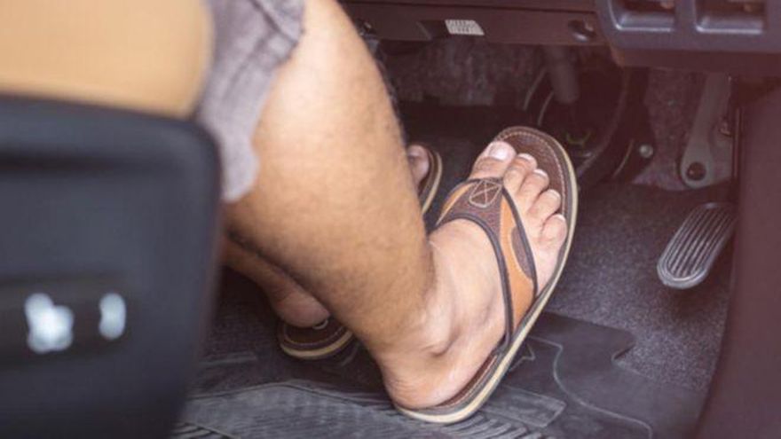 Conducir con chanclas o descalzo