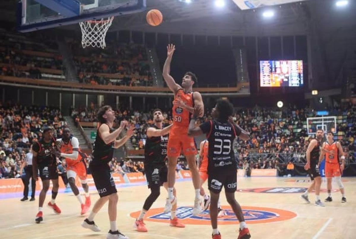 Un momento del partido entre Leyma Coruña y Fibwi Mallorca Basquet Palma, el pasado enero.