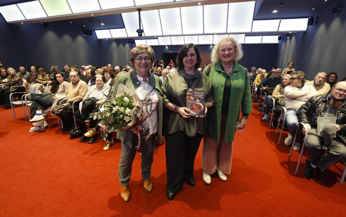 Amada Álvarez Pico, Susana García Soto y Ana Roza, ayer en el Club.