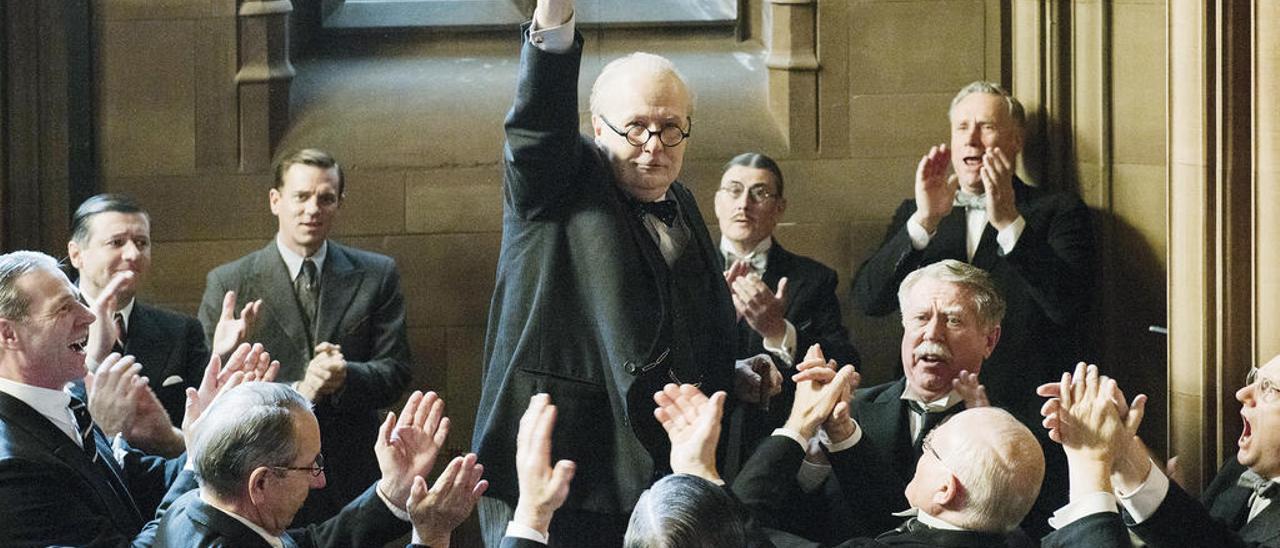 Churchill (Gary Oldman) hace el gesto de la victoria.