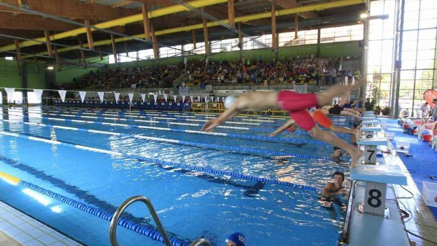 La piscina Rosario Dueñas registró un gran ambiente en la primera jornada. // Jesús Regal