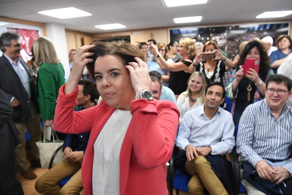 Además de reunirse con afiliados en la sede del partido, la candidata a la presidencia del PP se ha visto con el presidente de la Xunta y del PPdeG, Alberto Núñez Feijóo.