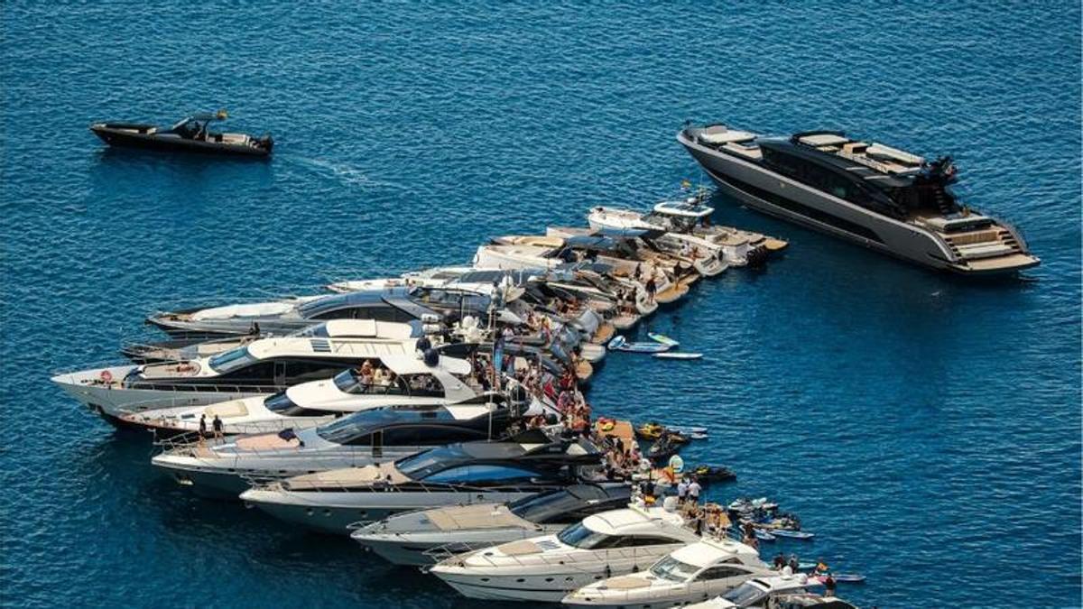 Fiesta sobre embarcaciones en el litoral de Formentera