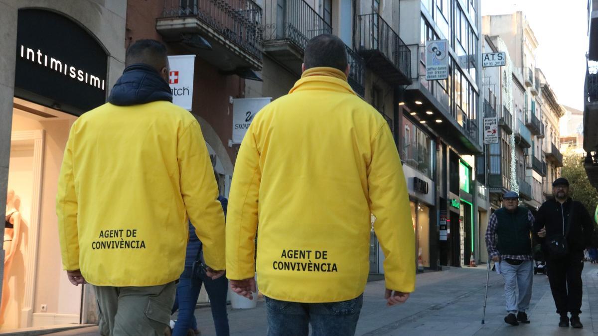 Dos agents de convivència vigilant un cèntric carrer de Figueres