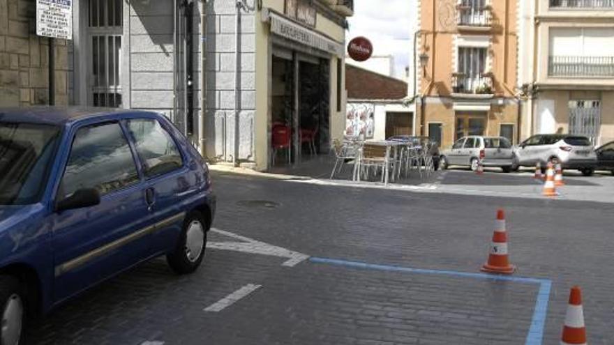 Banyeres crea tres aparcamientos limitados en la plaza Mayor para mejorar la movilidad por el centro