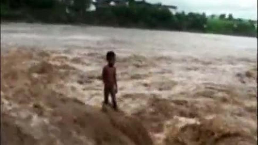 Dramático rescate de un niño arrastrado por un río en India