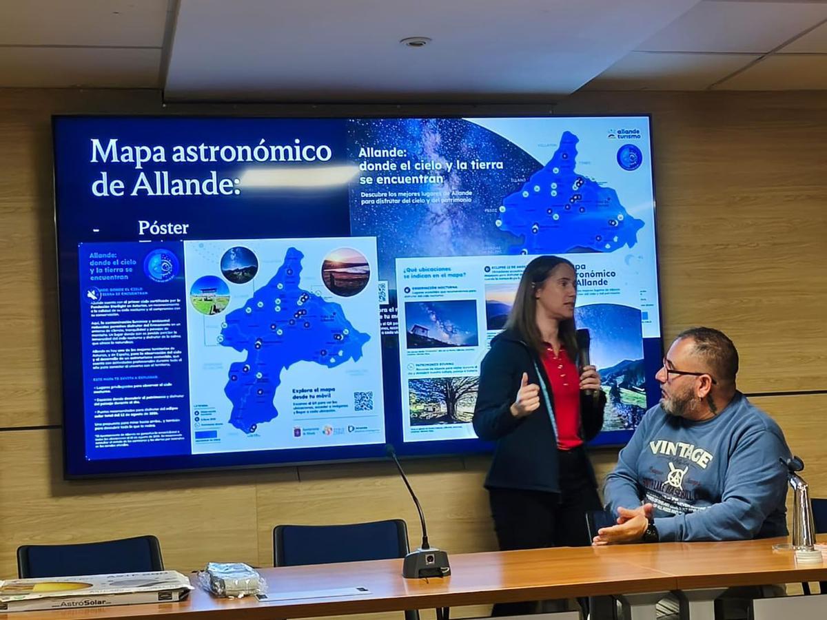 Lucía González muestra el mapa.
