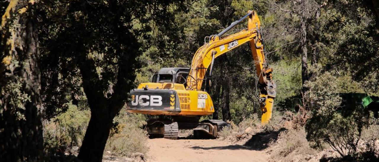 Una excavadora trabajando ayer en la pista forestal que enlaza el Mas del Canonge con el Alt de Ginebrar.