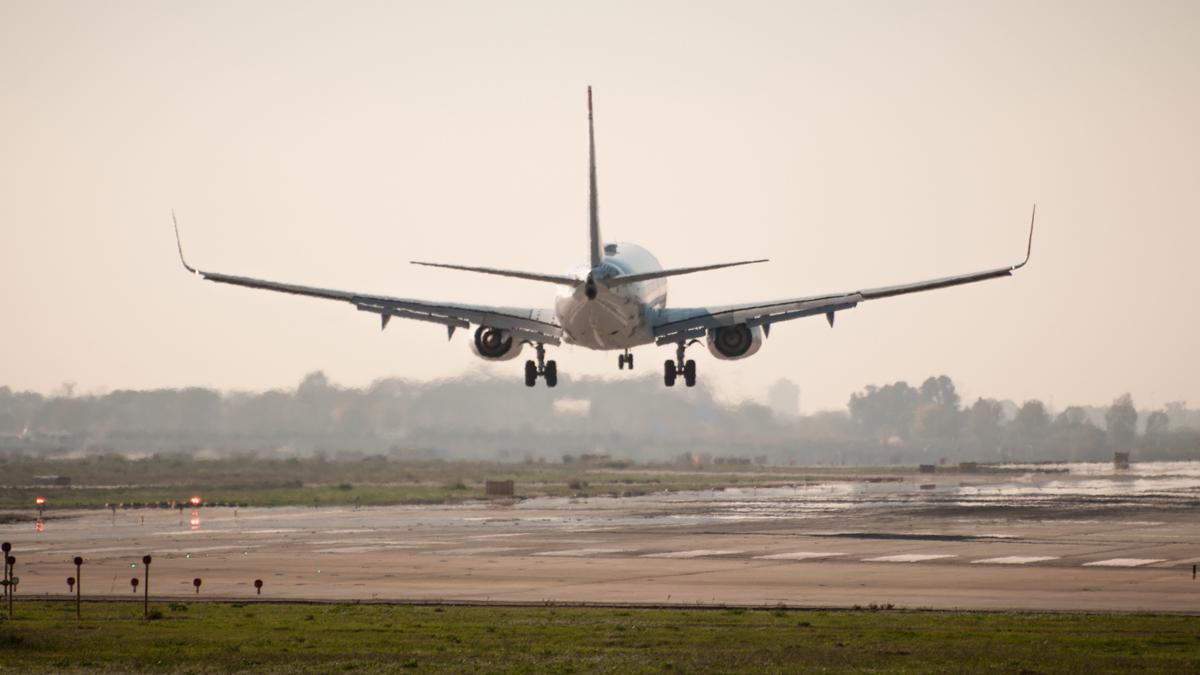 Un avión aterriza en el aeropuerto de Barcelona