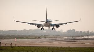 Un avión aterriza en el aeropuerto de Barcelona