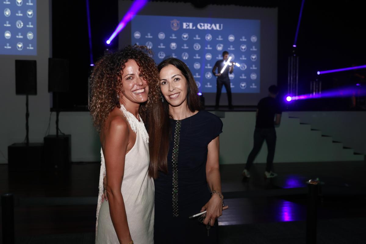 La directora de márketing y comunicación del Gran Casino Castellón,  Pilar Martínez, junto a su amiga en la velada.