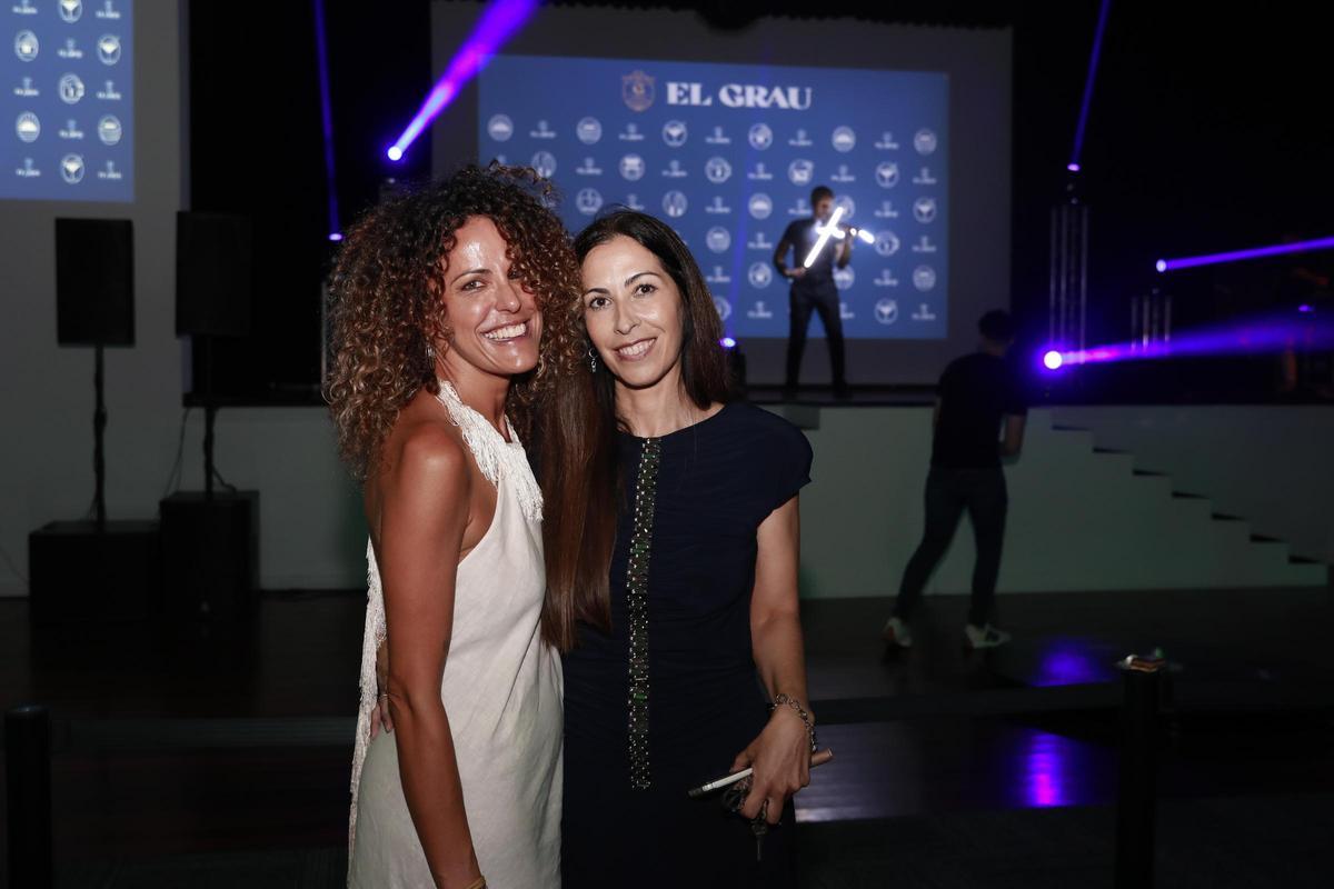 La directora de márketing y comunicación del Gran Casino Castellón,  Pilar Martínez, junto a su amiga en la velada.